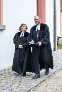 Pfarrerin Gabriele Geyer zieht mit Dekan Tobias Schäfer in die Kirche ein