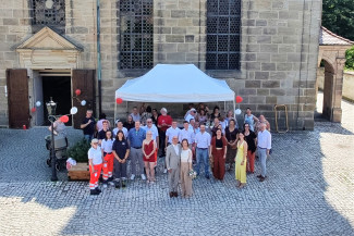 Brautpaar und Gäste vor der Stadtkirche