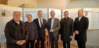 Sechs Personen stehen vor den Ausstellungstafeln: V.l.n.r.: Wunnibald Forster, Lydia Kossatz, Gerhard Knodt, Robert Ilg, Armin Kroder, Tobias Schäfer. 