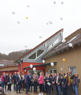 Luftballons steigen vor dem Familienstützpunkt
