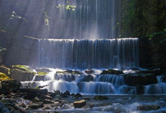 Lichteinfall an Wasserfall