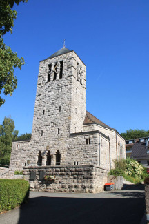 Die in grauem Naturstein gemauerte Friedenskirche in Hartmannshof
