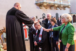 Pfarrer Björn Schukat wird eingesegnet