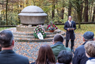 Nasser Ahmed am Mahnmal in Schupf