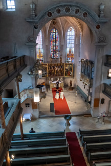 Die Stadtkirche mit einem Brautpaar