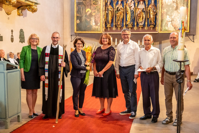 Die Kirchenvorstände der fünf an der Pfarrei beteiligten Gemeinden mit Pfarrerehepaar Schukat