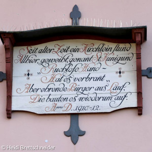 Alte Tafel mit Text über Wiederaufbau