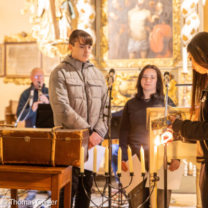 Drei Jugendliche und der Koffer