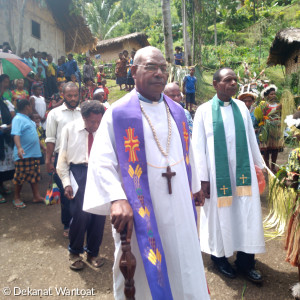 Eine Prozession mit Geistlichen an der Spitze 